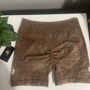 SHE WOLVES FOREVER SEAMLESS EVERSON SHORTS IN DESERT DUST MINERAL WASH